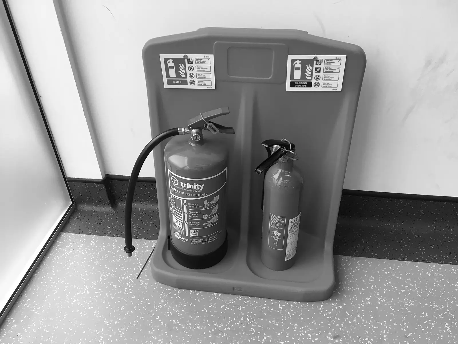 Bình chữa cháy nước và CO2 đặt trên giá