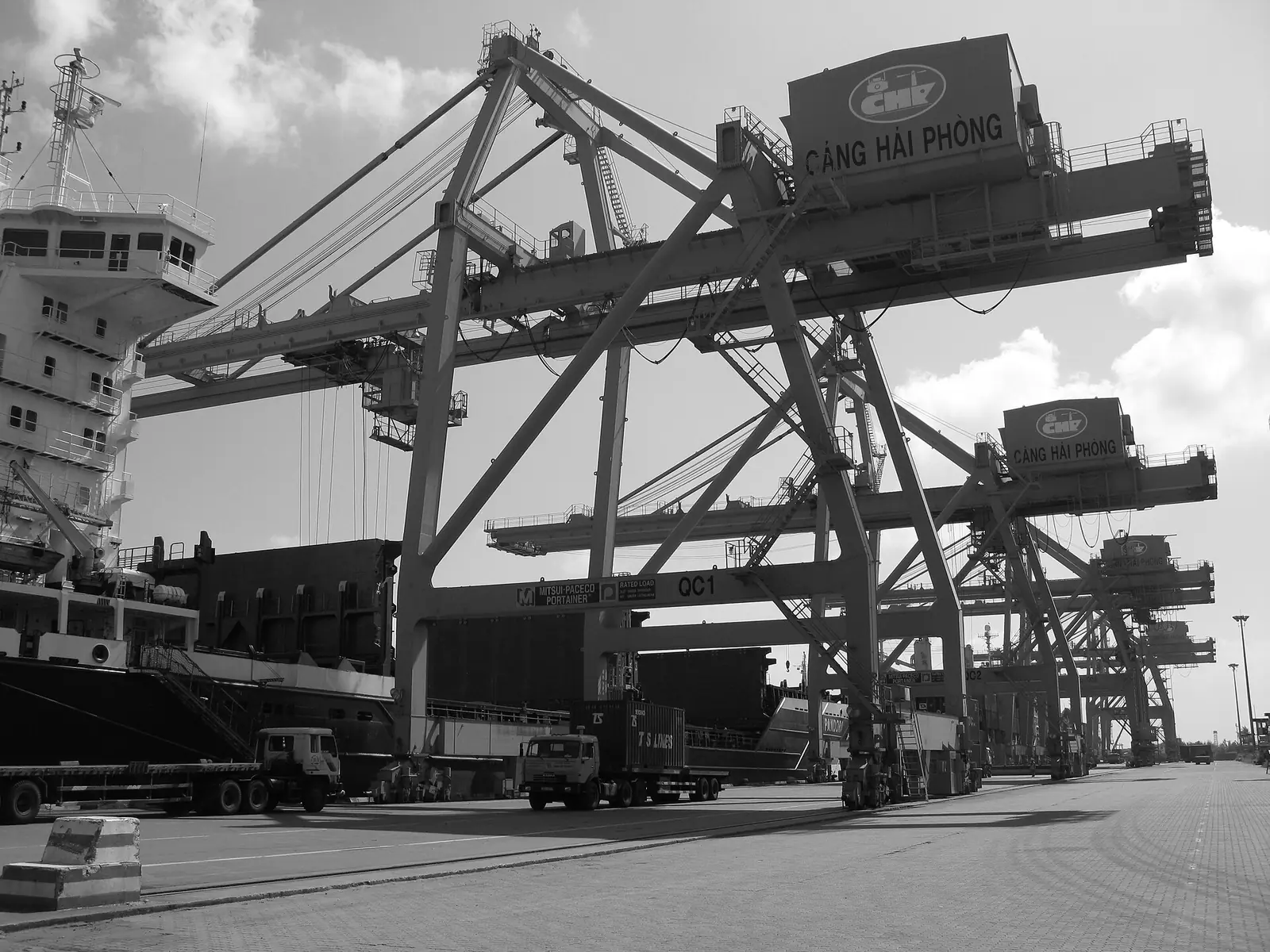 Cẩu giàn và tàu container tại bến Chùa Vẽ, cảng Hải Phòng