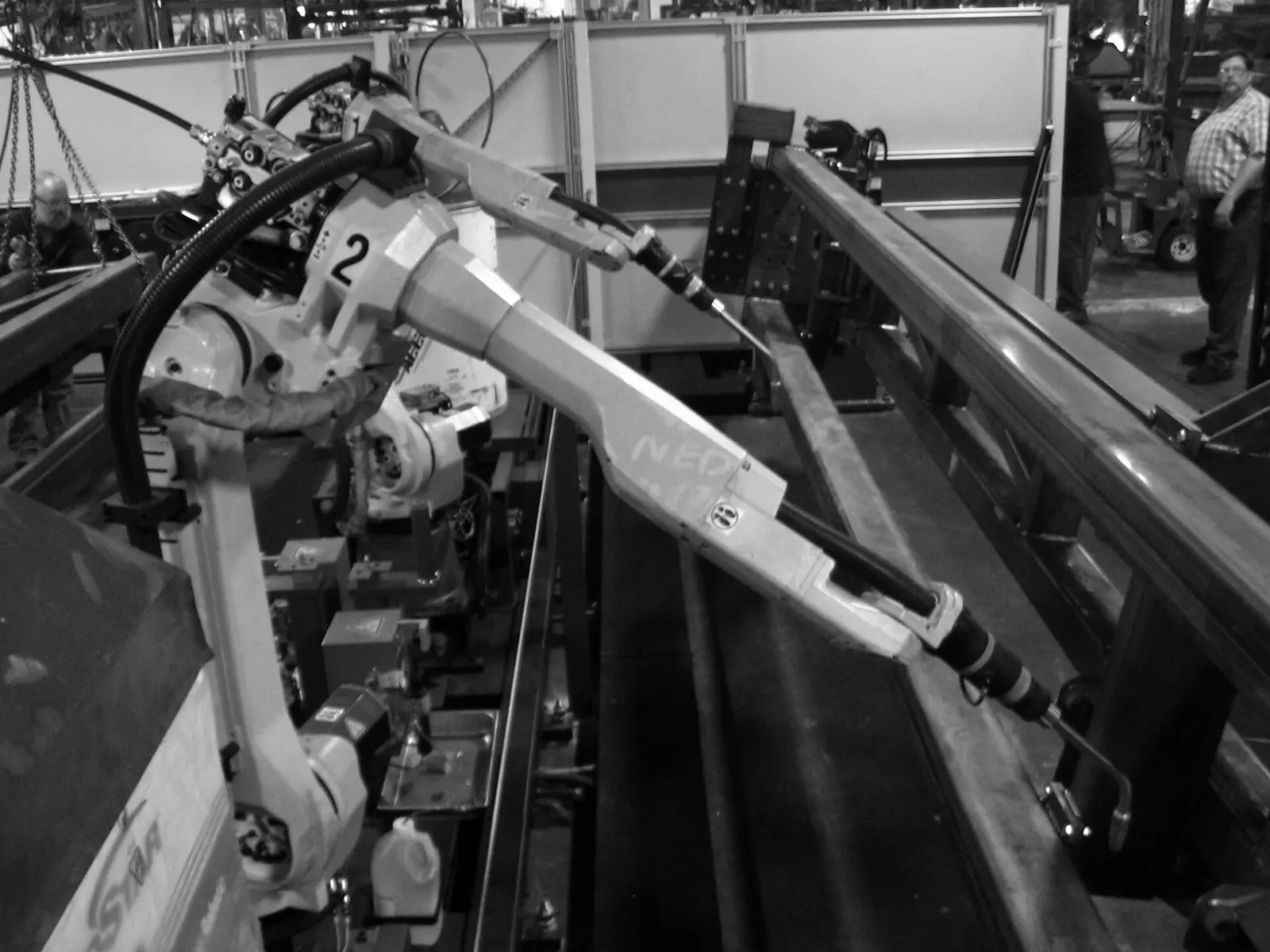 Robot hàn sáu trục trong dây chuyền sản xuất